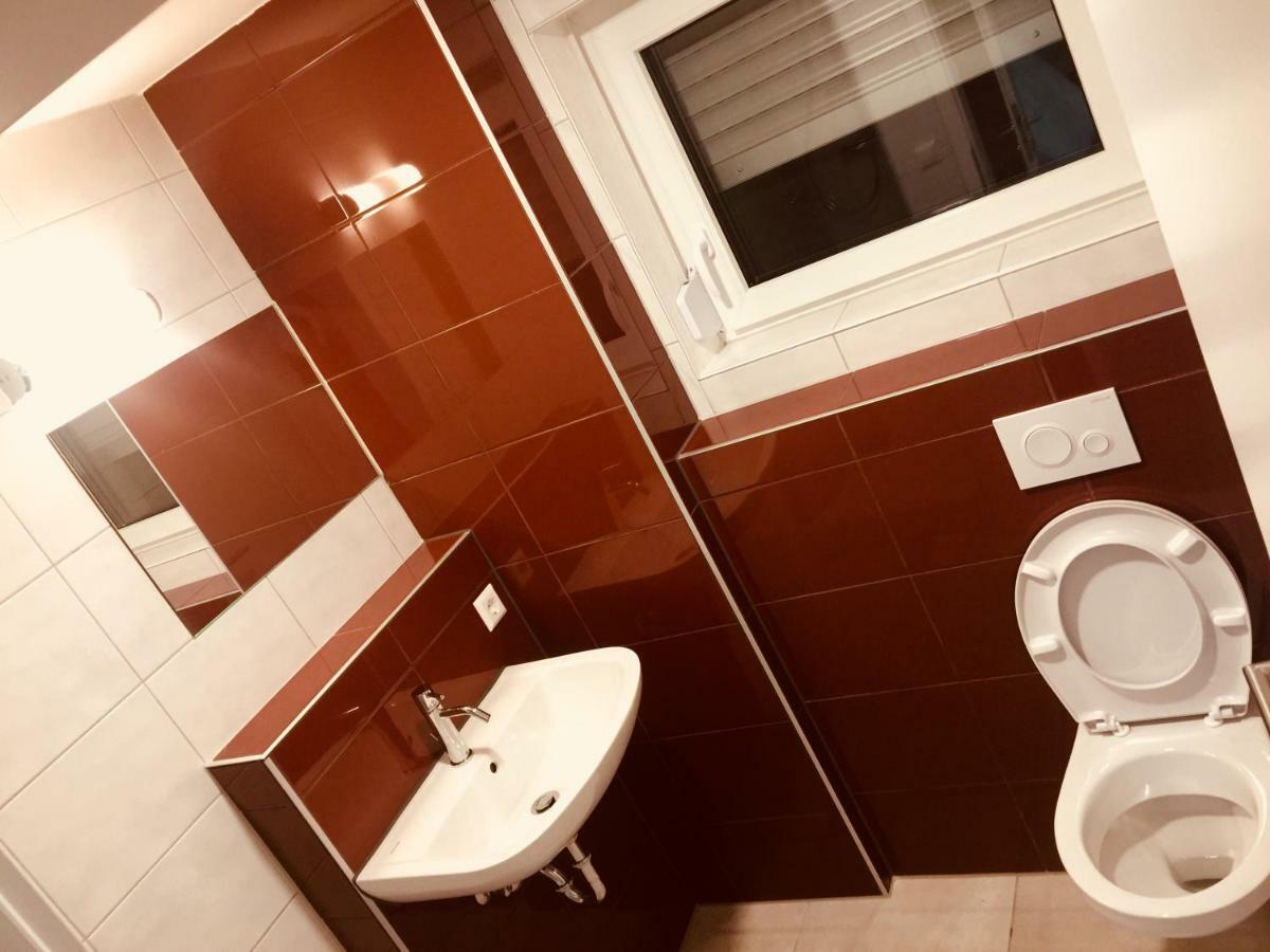 Gaststaette Lin Garden Hotel Untergruppenbach Eksteriør billede